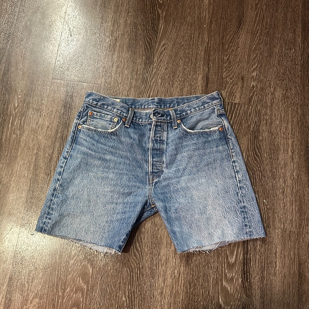 women’s levi 501 33”W shorts